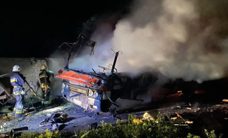 Наслідки нічних обстрілів Нікополя від ДСНС області