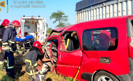 Аварія на трасі Одеса-Рені: водія діставали з салону спеціальними інструментами