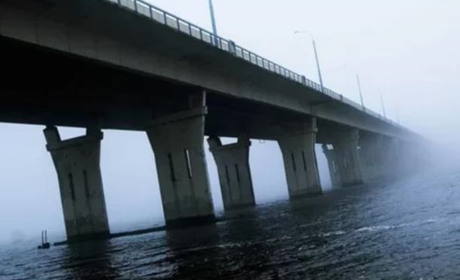 ЗСУ знову влучили по Антонівському мосту: окупанти оточили переправу і нікого не пропускають