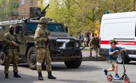 У Мелітополі на спортмайданчиках росіяни вербують дітей вчитися у їх закладах освіти