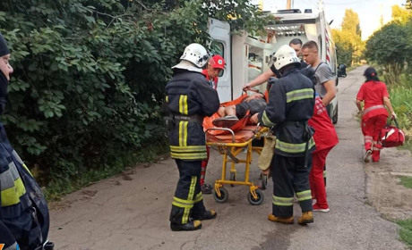 У Жовтих Водах 15 вогнеборців 20 хвилин гасили пожежу в приватному будинку