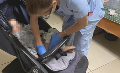 На Одещині патрульні врятували хлопчика, який задихався, поки мати пила пиво