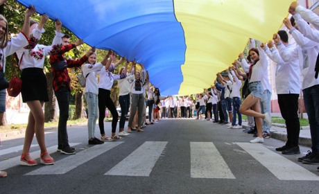 До Дня Прапора у місті розгорнуть кількаметровий стяг та створять плакат з відбитками дитячих долонь