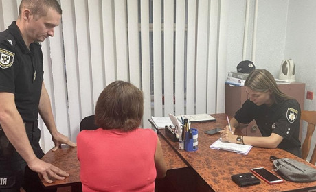 Жителька Чернігова поцупила сумку у хлопчика, коли він волонтерив біля місцевого супермаркету