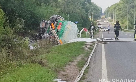 Біля Чорткова перекинулася автоцистерна: водій в реанімації