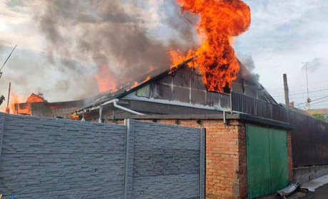 Наслідки обстрілів Нікополя вдень від ДСНС: постраждали 5 людей