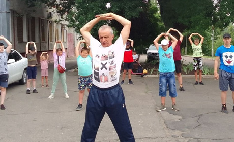 В міському парку Южноукраїнська діти переселенців займалися йогою. Дивіться ФОТО