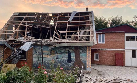 Криворізький та Нікопольський райони обстріляли тричі за ніч, поранено жінку