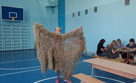 У селі на Волині плетуть "кікімори" для військових. Допомагає і переселенка з Добропілля