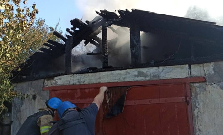 Наслідки ворожих обстрілів: у Торецьку спалахнула пожежа