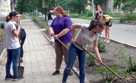 Новогродівські підлітки 2 тижні прибирали громаду. Що за це отримали