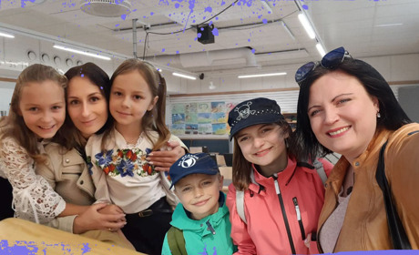 Гаджети не замінять спілкування. Як українські мами оцінюють школи за кордоном і які плани на осінь