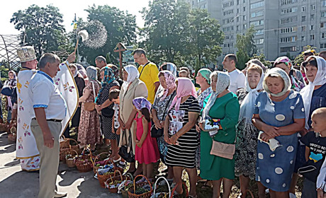 Свято Преображення Господнього у Нетішині: віряни освятили кошики з плодами (фото)