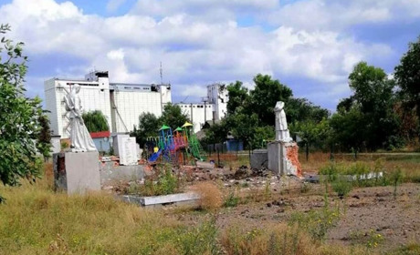 Загарбники завдали ракетних ударів по селищу Біла Криниця: пошкоджені елеватор та дитячий майданчик