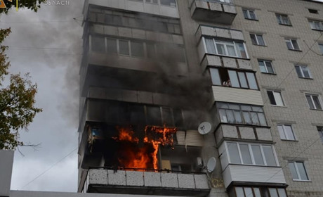 Пожежа в багатоповерхівці: вогонь знищив дві квартири, а шістьох людей евакуювали рятувальники