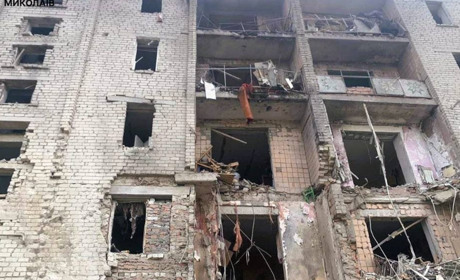 Є поранені, серед них діти: наслідки обстрілу багатоповерхівки у Вознесенську