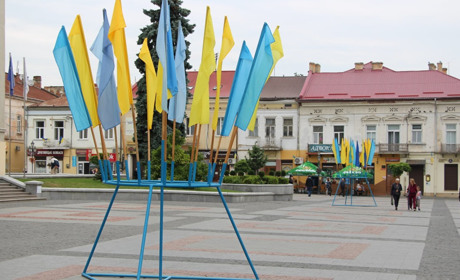 Український стяг на кожному будинку: у Дрогобичі готуються до Дня прапора