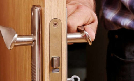 У Старокостянтинові чоловік намагався обікрасти незамкнену квартиру