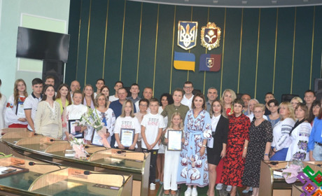 Випускниці Старокостянтинівської громади отримали подяки від голови Хмельницької обласної ради