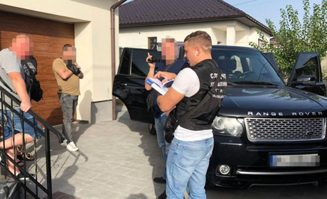 На Рівненщині правоохоронці викрили зловмисників: продавали гумдопомогу, призначену військовим