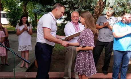 Кращих випускників відзначили у Володимирці на День Державного Прапора