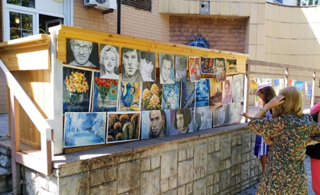 У Жовтих Водах провели виставку картин та зібрали гроші на підтримку безпритульних тварин