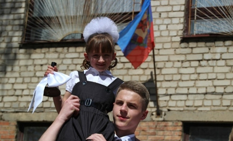 На Луганщині окупанти платять гроші учням за відвідування шкіл. Скільки можна підзаробити