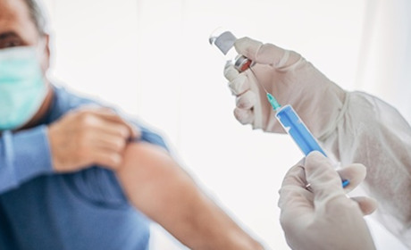 Внутрішніх переселенці планують масово вакцинувати від ковіду. Як це думають зробити