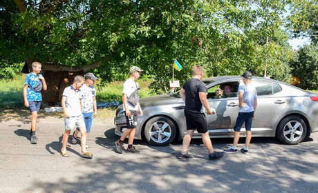 У Шпендівці, що на Кагарличчині, діти облаштували блокпост: вирішили підтримати ЗСУ