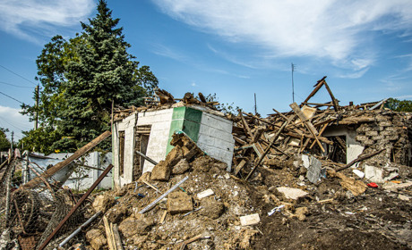 Мешканці селища Чаплине розбирають завали після ракетних ударів: фото наслідків