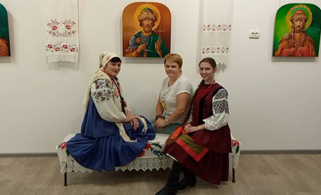 І на тім рушничкові оживе все знайоме до болю...І виставка, і костюмований "performance"