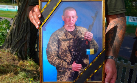 На Переяславщині у Пристромах все село прощалося з загиблим на війні Олегом Гордієнком ФОТО/ВІДЕО