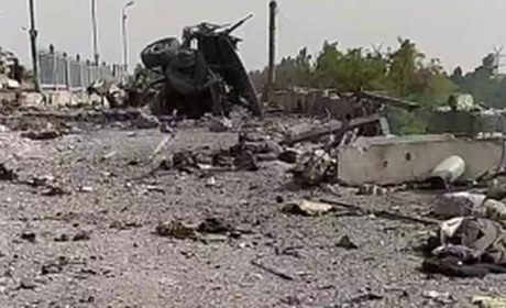 Міст у пробоїнах, кругом трупи