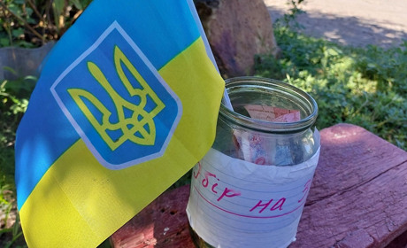 Блокпост та перепустка: у Кінецьполі діти зібрали гроші на допомогу ЗСУ