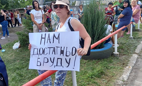 “Нас повиганяли. Мера не пускають”. У Жовтих Водах працівники тютюнової фабрики мітингують