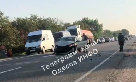 Біля села Мирне на трасі Одеса-Рені сталася аварія: авто перекинулось в кювет (відео очевидців)