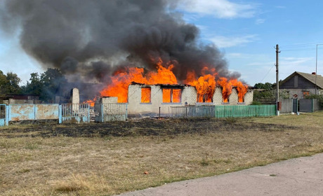 Знищили будинок та вбили корів: росія обстріляла село чернігівського прикордоння