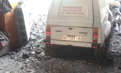 Окупанти знову обстріляли Торецьк: влучили у гаражі лікарні