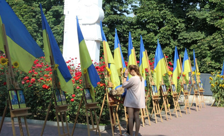 Тиха акція у Старокостянтинові: у громаді вшанували пам'ять Героїв, що віддали життя за Україну