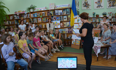 Казкотерапія та солодощі: як у міській бібліотеці відзначили державні свята