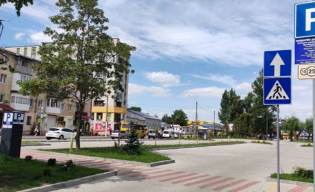 Плата за парковку скасована: на вулиці Пилипа Орлика можна залишити авто безкоштовно