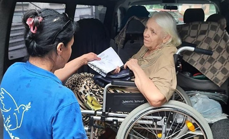 Волонтери евакуювали 73-річну жительку Донеччини на інвалідному візку: історія жінки