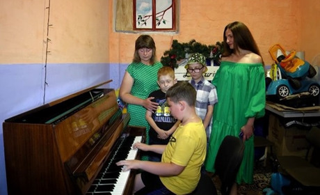 10-річному хлопчику з Попасної подарували нове піаніно на Житомирщині