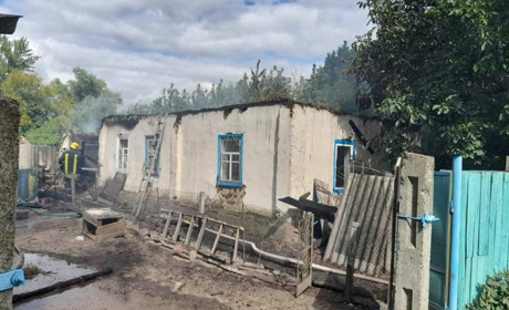 ворог обстріляв три громади Чернігівщини з мінометів та артилерії: згорів будинок