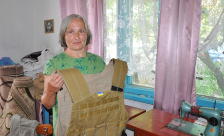 «Якби могла, я б і атомну бомбу розробила»: на Сарненщині майстриня шиє «розгрузки» для військових