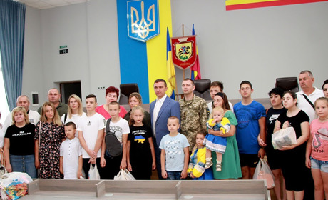 Діти загиблих захисників отримали подарунки до Дня знань