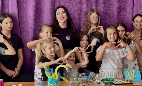 Діти-переселенці з Херсонщини разом з поліцейськими вчилися майструвати обереги (фото)