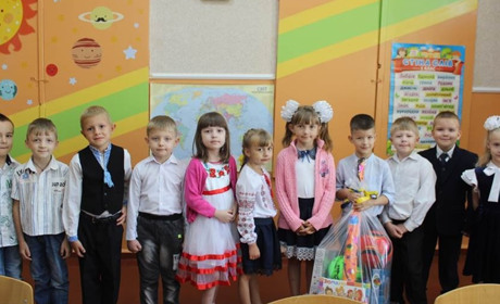 Гадяцькі першачки отримали подарунки на День знань – настільні ігри та м'ячі