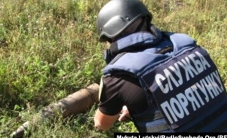 Російські окупанти обстріляли Курахове: поранено піротехніка