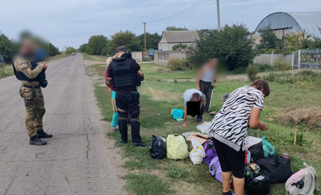 Кілька кілометрів пішки та вбрід через Інгулець: як рятуються жителі Херсонщини від окупації і війни